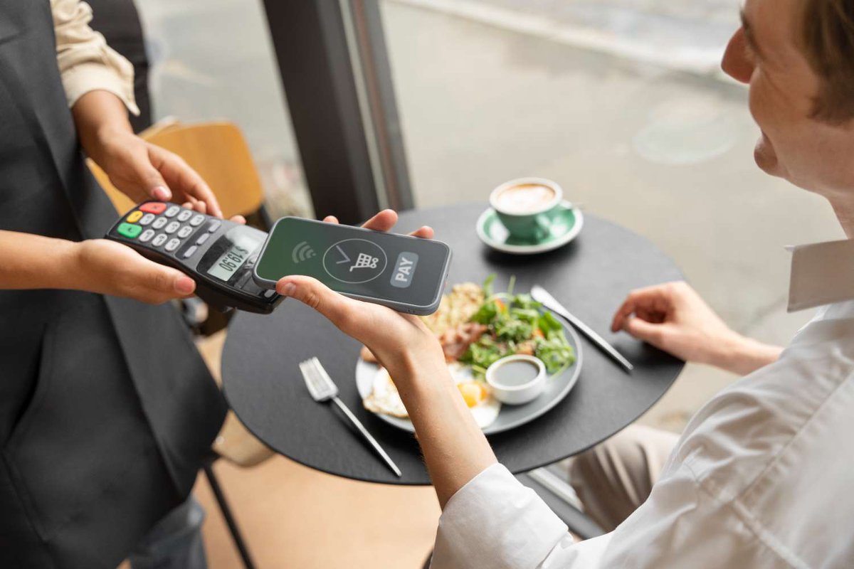 Человек, платящий с использованием технологии nfc.jpg