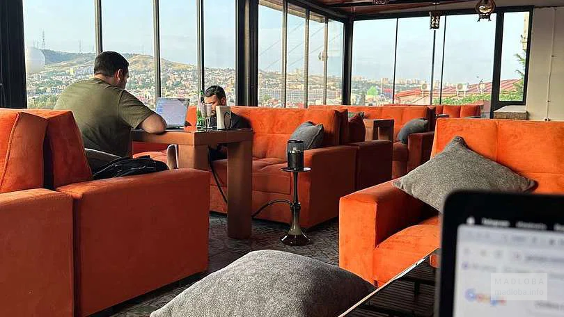 диваны в Chillimi Hookah Lounge в Тбилиси