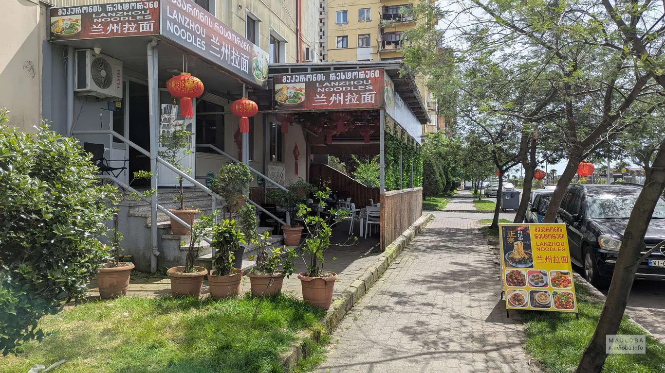 Chinese Lanzhou Noodles— китайская лапшичная с летней верандой