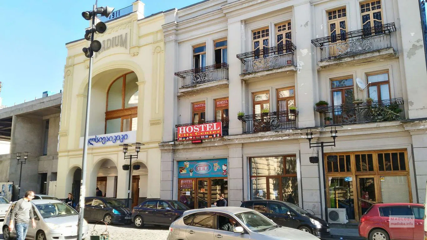 Вид с улицы на здание City Center хостел