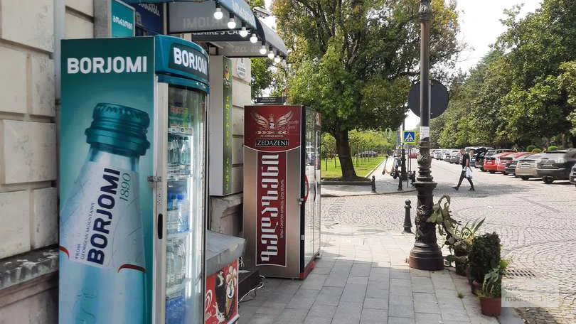 Вид на вход в Claire's caffe 2