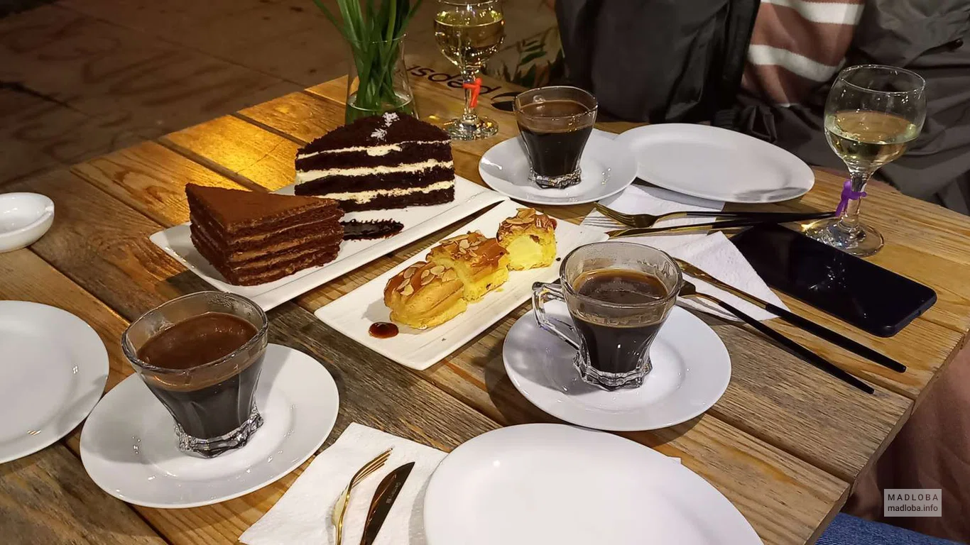 Столик с заказом в Подача блюда в Claire's caffe