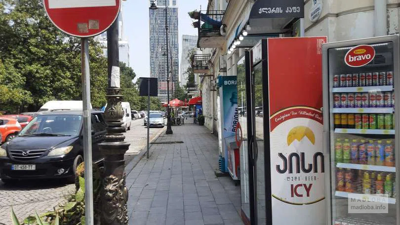 Вид на вход в Claire's caffe 2