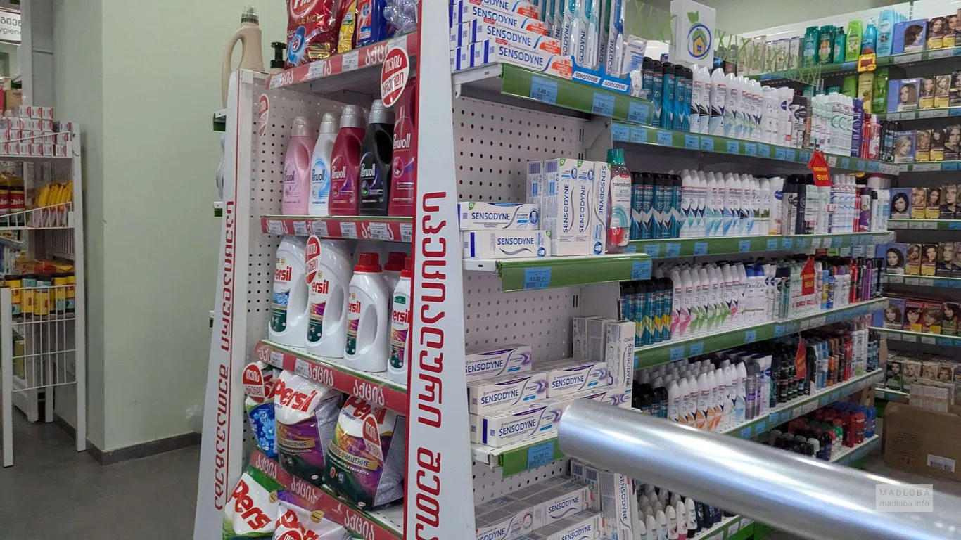Товары на полках в магазине "Clean House"