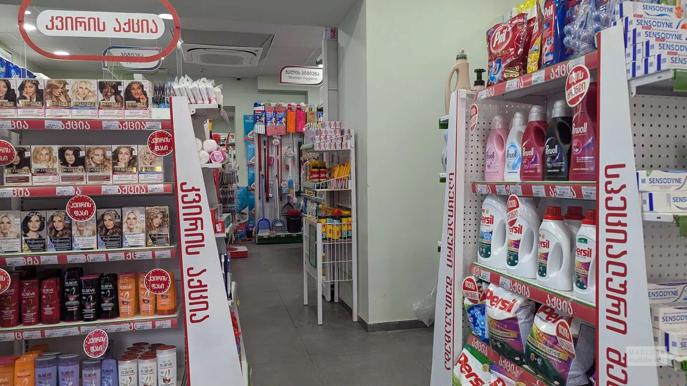 Товары на полках в магазине "Clean House" в Батуми
