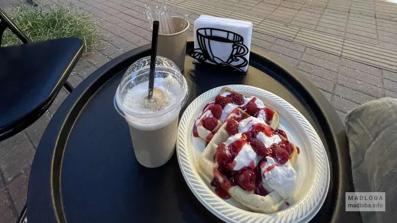 Уличный столик в Coffee2go