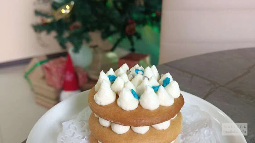 Подача пирожного в Coffee Cake