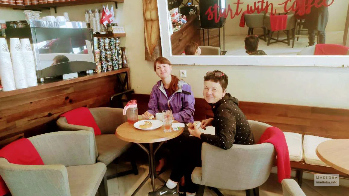 Столики внутри в Coffee House Batumi