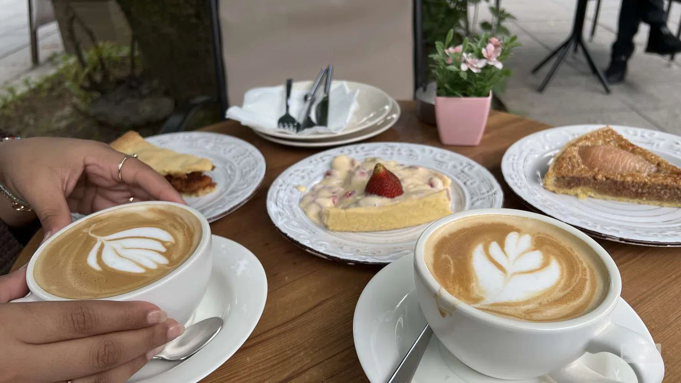 Подача капучино в Coffee House Batumi