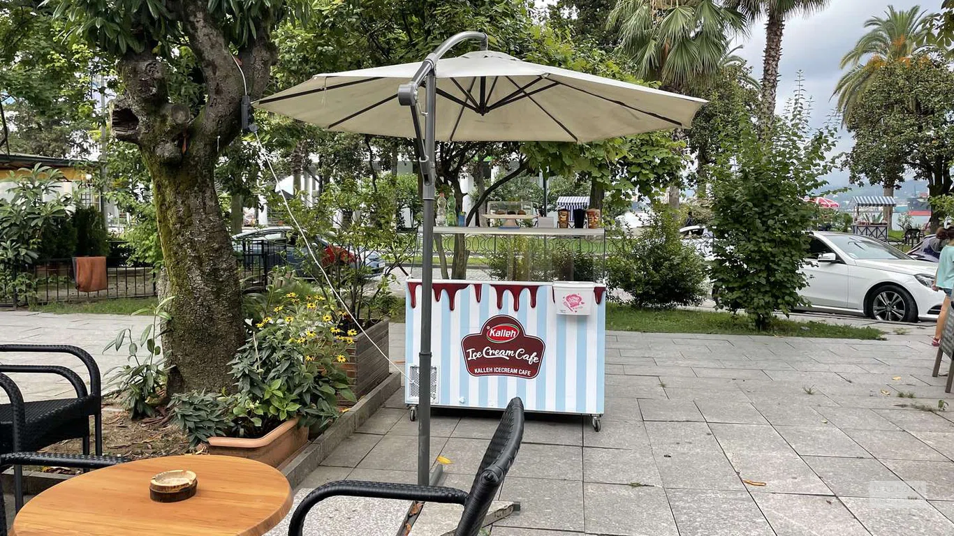 Столики на улице в Coffee House Batumi