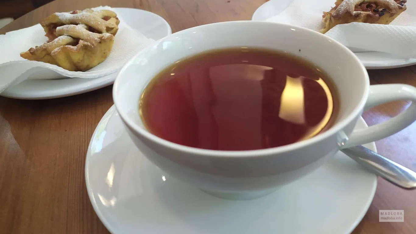 Подача чая в Coffee House Batumi