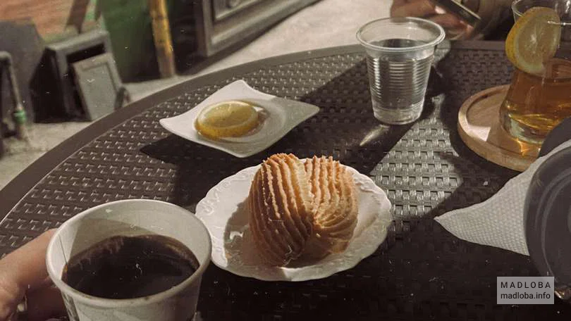 Столик с посетителями в Coffee Tunnell