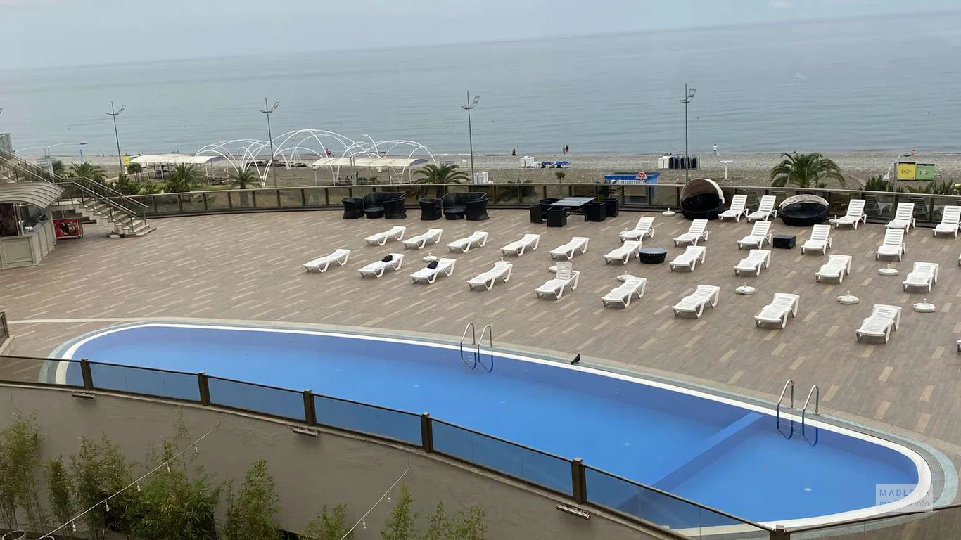 Бассейн на территории Colosseum Marina Hotel