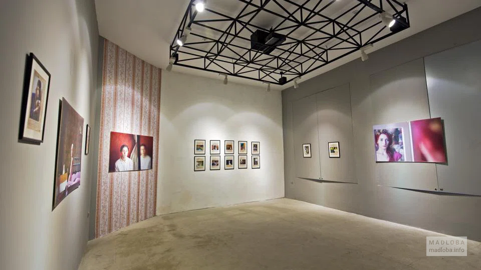 Интерьер выставки Contemporary Art Space