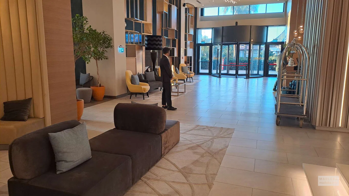 большой холл в отеле Courtyard by Marriott Batumi