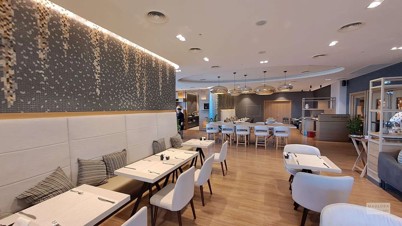 обеденная зона в отеле Courtyard by Marriott Batumi
