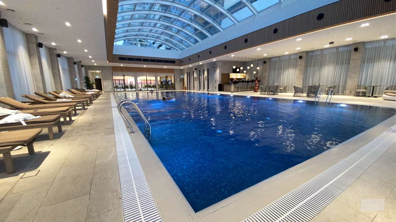 бассейн в отеле Courtyard by Marriott Batumi