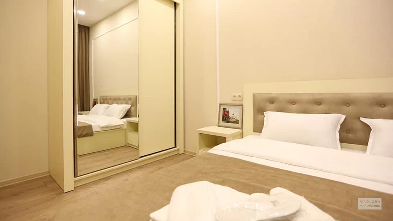 Интерьер спальни в отеле Cozy Apartment