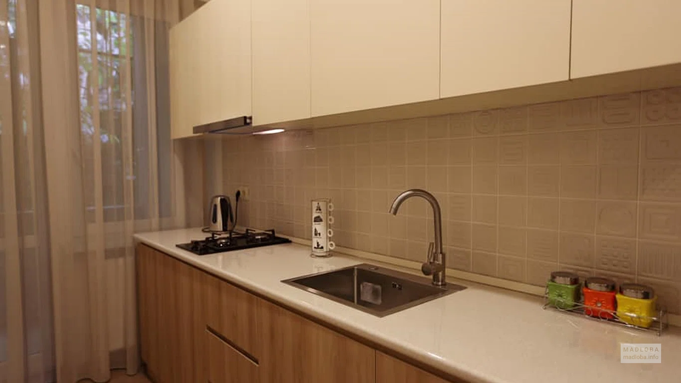 Кухня в номере отеля Cozy Apartment