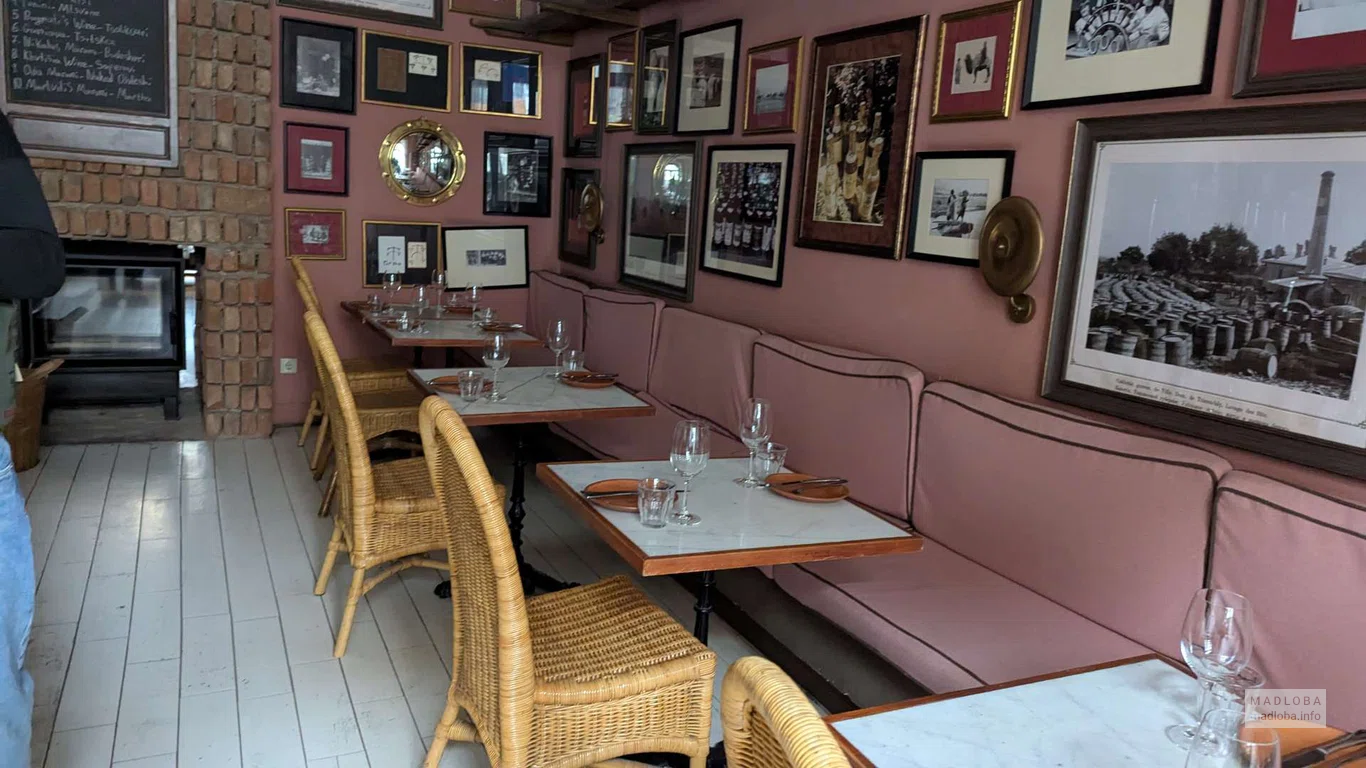 столики в винном ресторане Craft Wine Restaurant