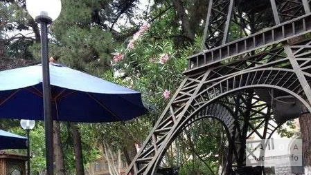 Декор во дворе ресторана Де пари, Эйфелева башня