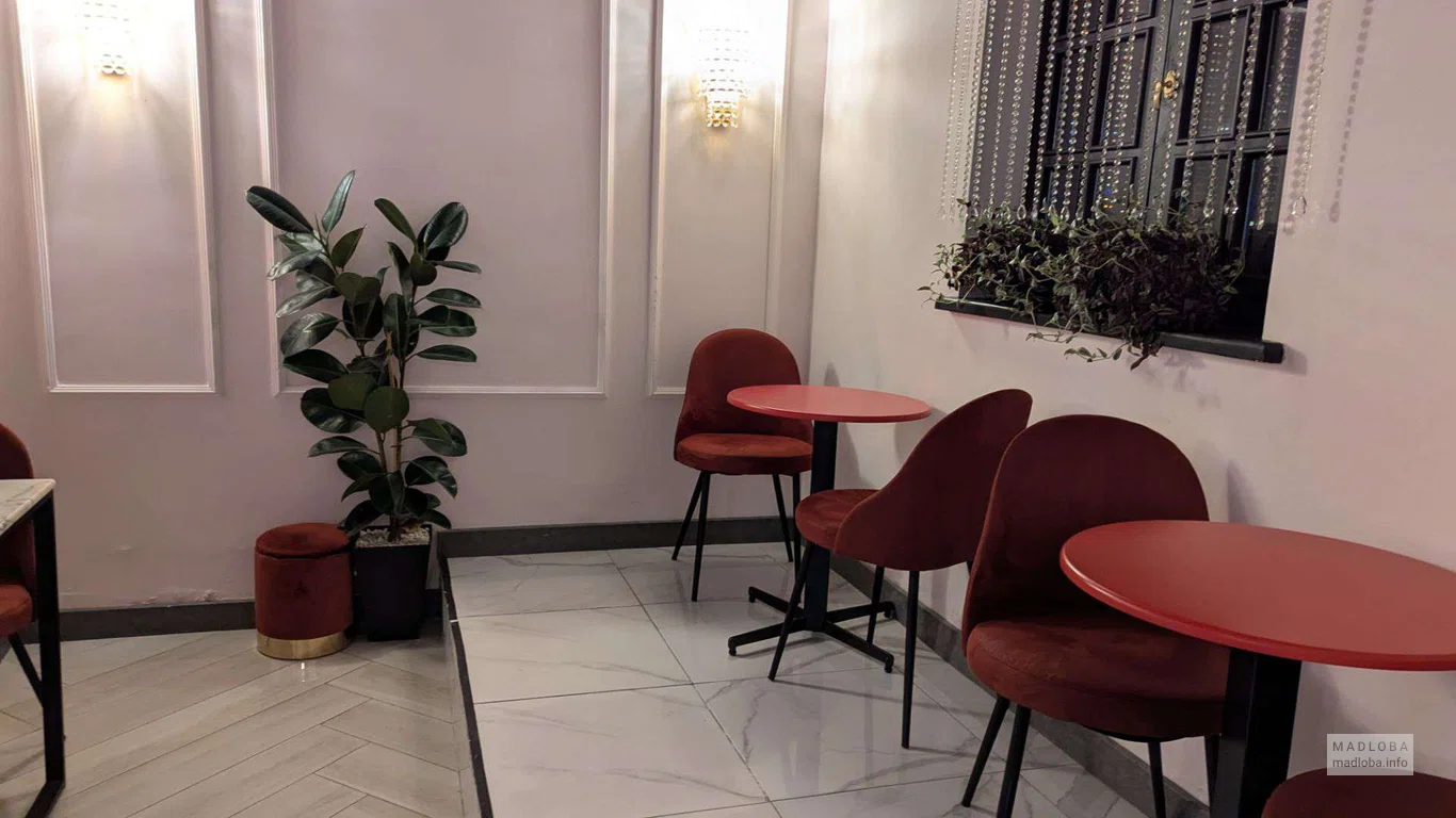 столики в кофейне Delicato в Тбилиси