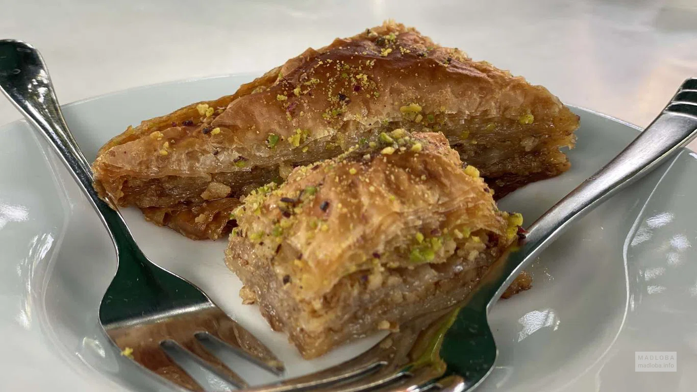Пахлава с орехами