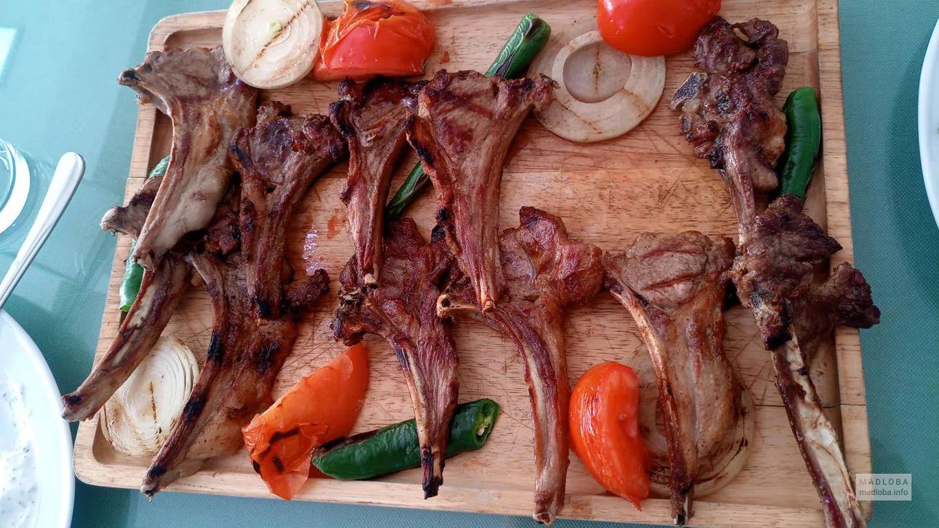 Мясо на досточке