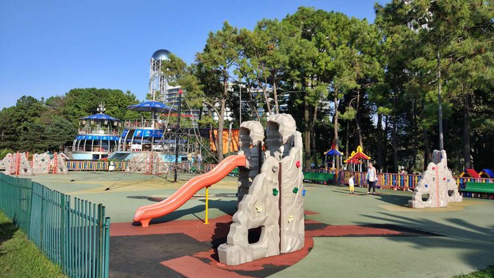 Children's playground (near the Colonnade)