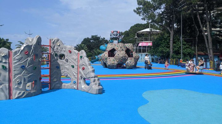 Children's playground (near the Colonnade)