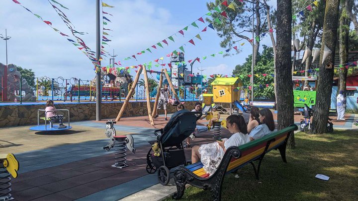 Children's playground (near the Colonnade)