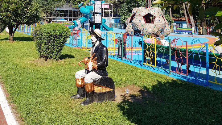 Children's playground (near the Colonnade)