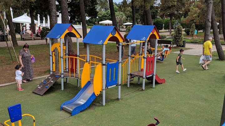 Children's playground (near the Colonnade)