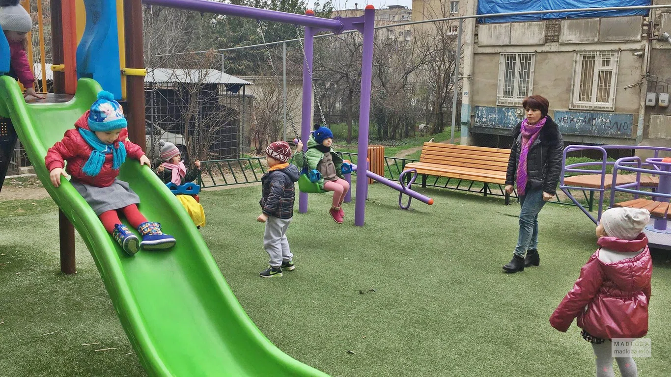Горка на площадке в Детском саду "Феи"