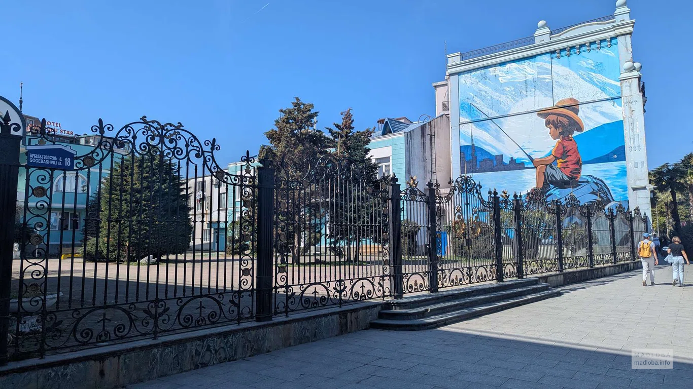вход в детский сад Святого Ильи Праведника в Батуми