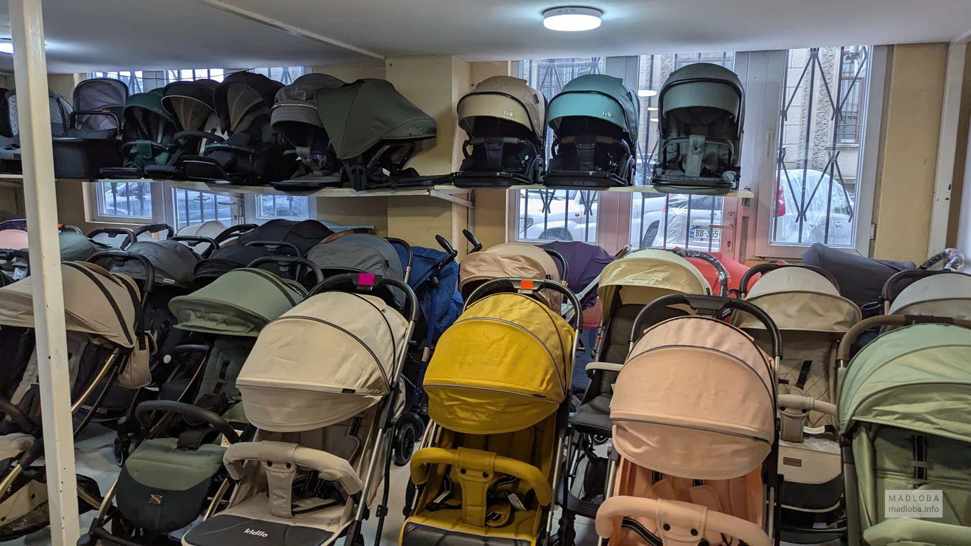 Коляски в магазине для новорожденных Disney Baby