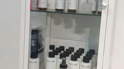 Стойка с косметикой
