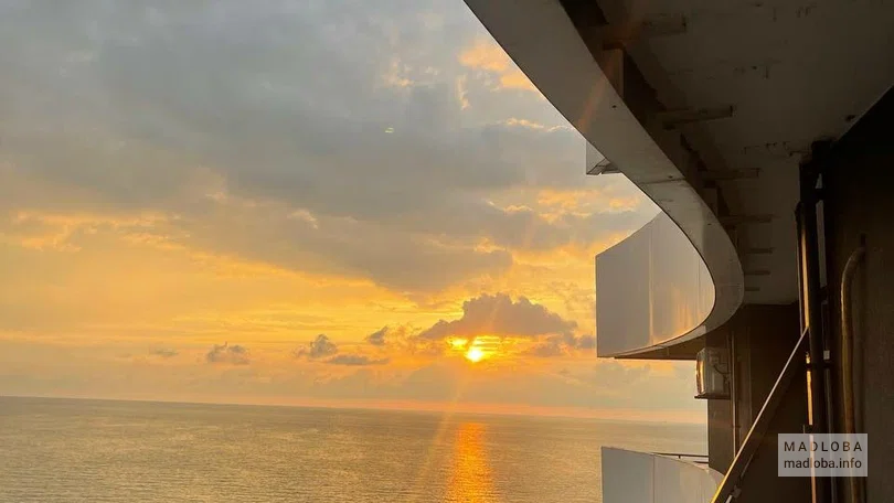 Балкон в Дом-волна