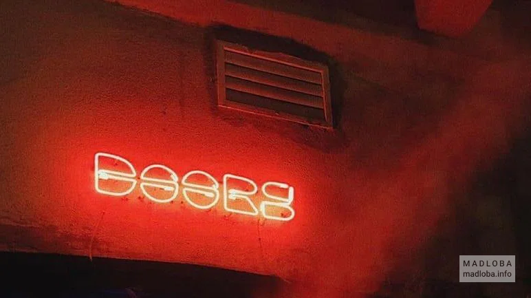 Вывеска ресторана Doors в Тбилиси