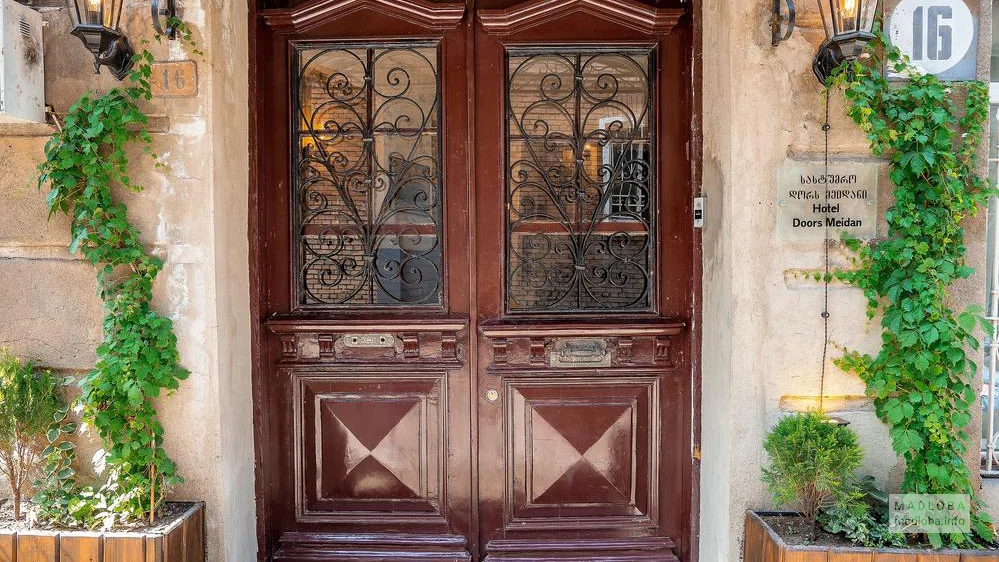 Вход в отель Doors Meidan Design