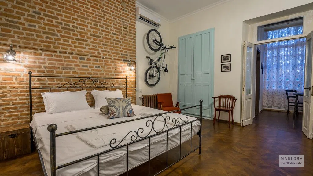 Интерьер спальни в отеле Doors Meidan Design