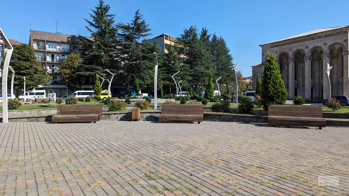 Площадь возле драматического театра в Зестафони
