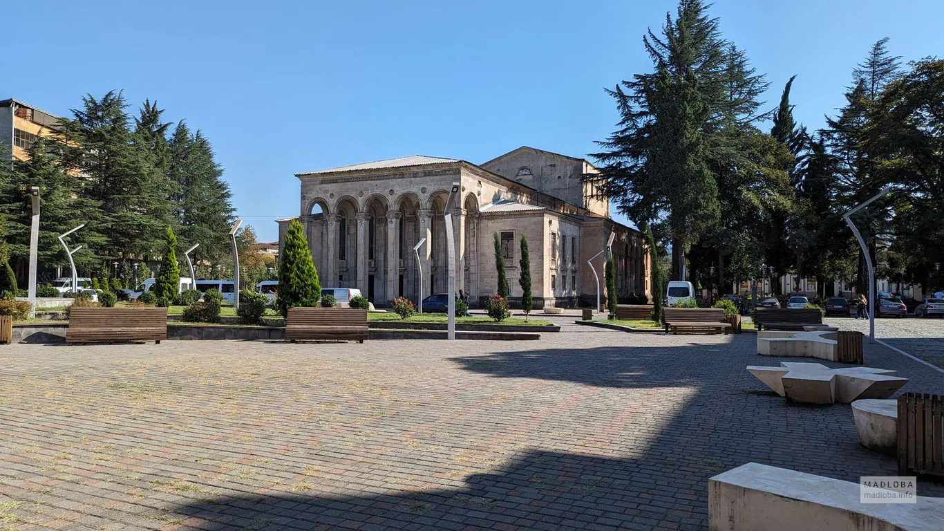 Вид на Драматический театр Зестафони