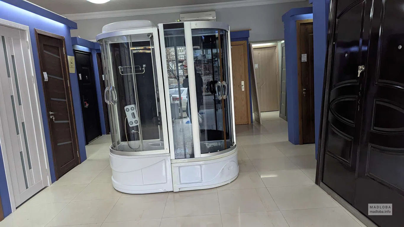 Двери в магазине строительных материалов и дверей Dream House в Батуми