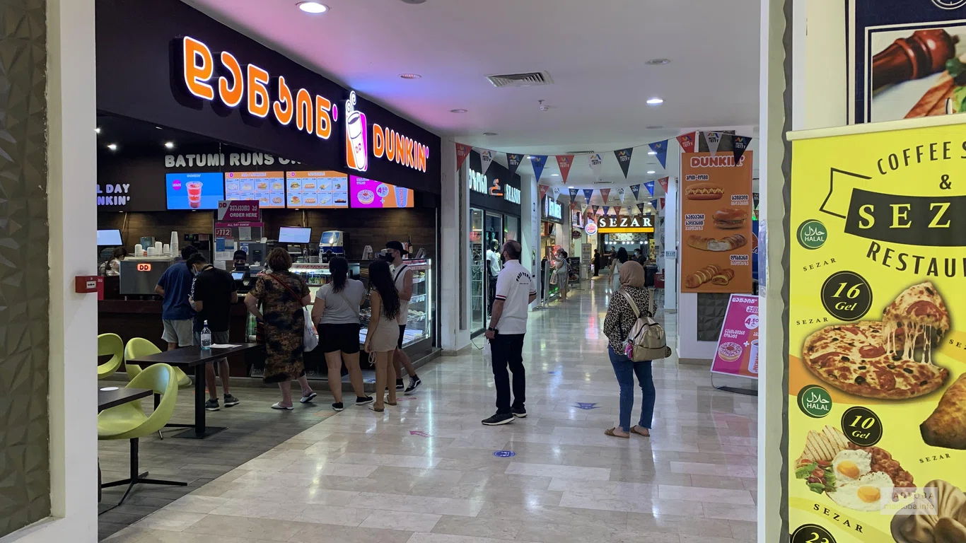 Вид на вход "Dunkin' Donuts" в торговом центре "Metro City"