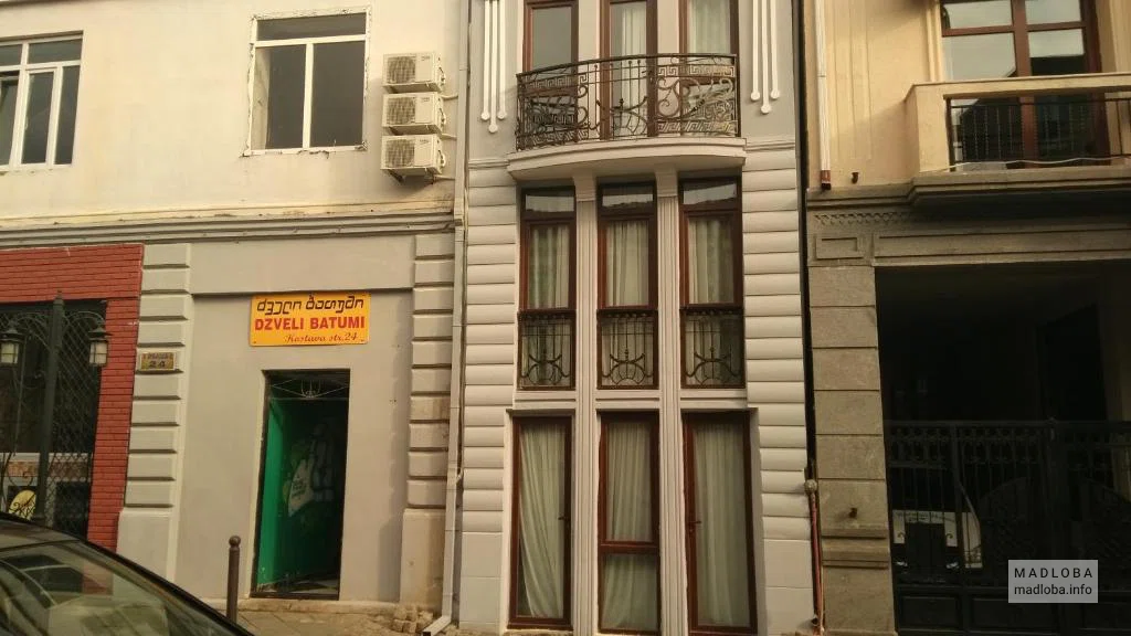 Вид здания гостевого дома в Батуми