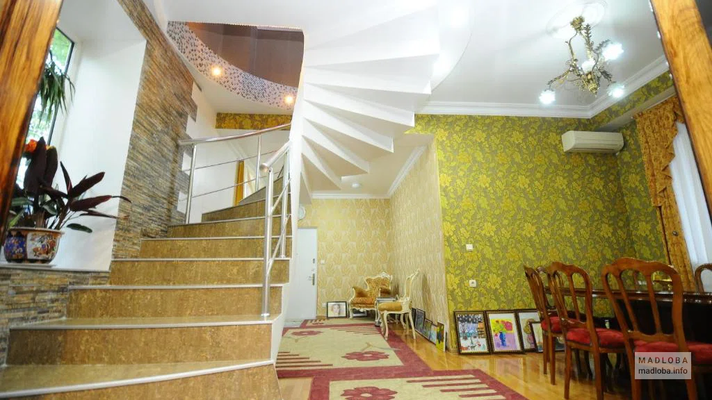 Лестница Dzveli Batumi Guesthouse