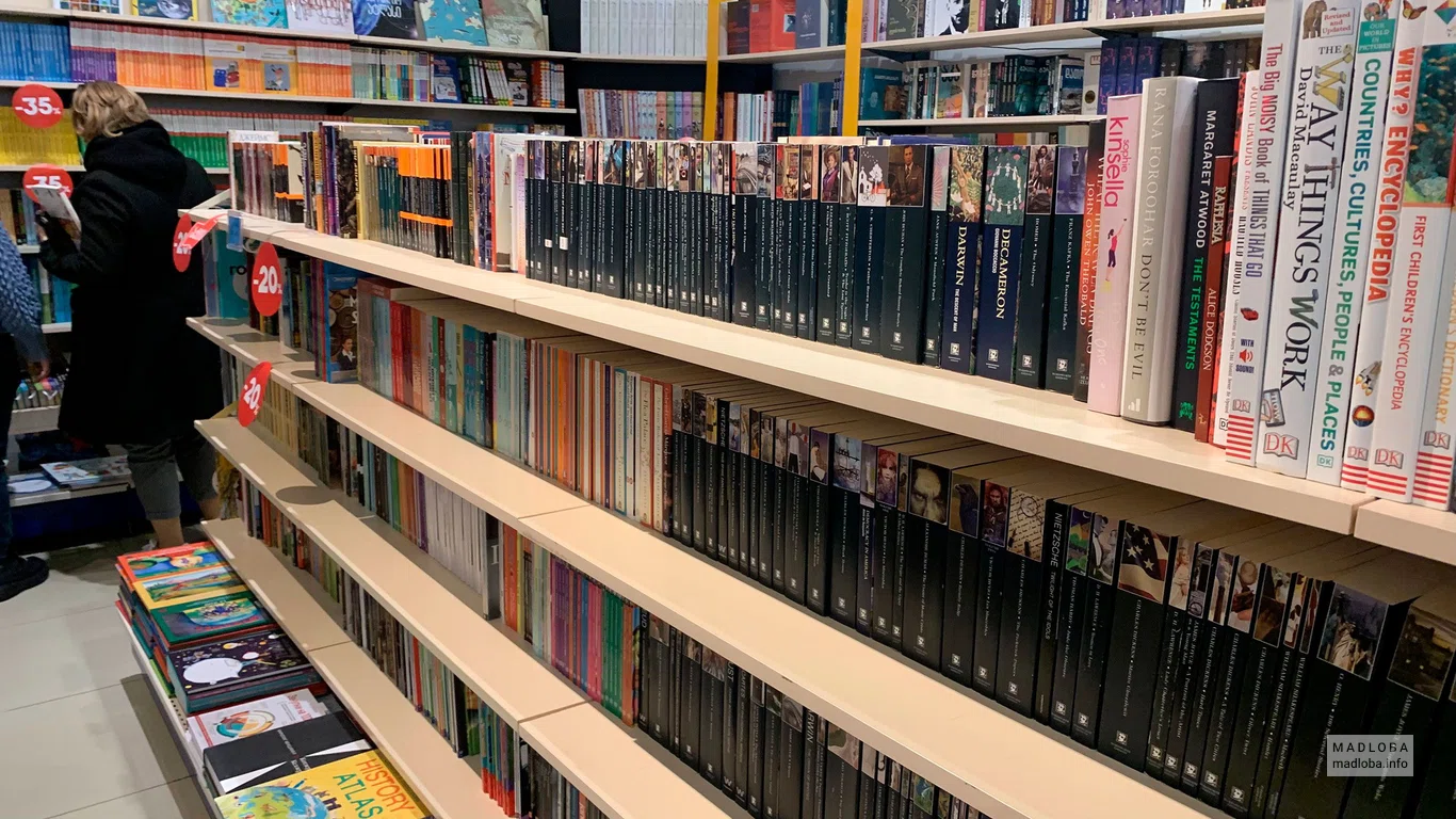 Ряды с книгами в магазине Библус в Тбилиси
