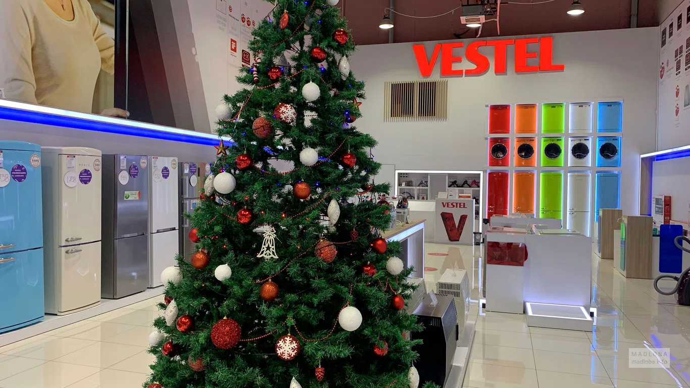 Елка в зале магазина Vestel в Грузии