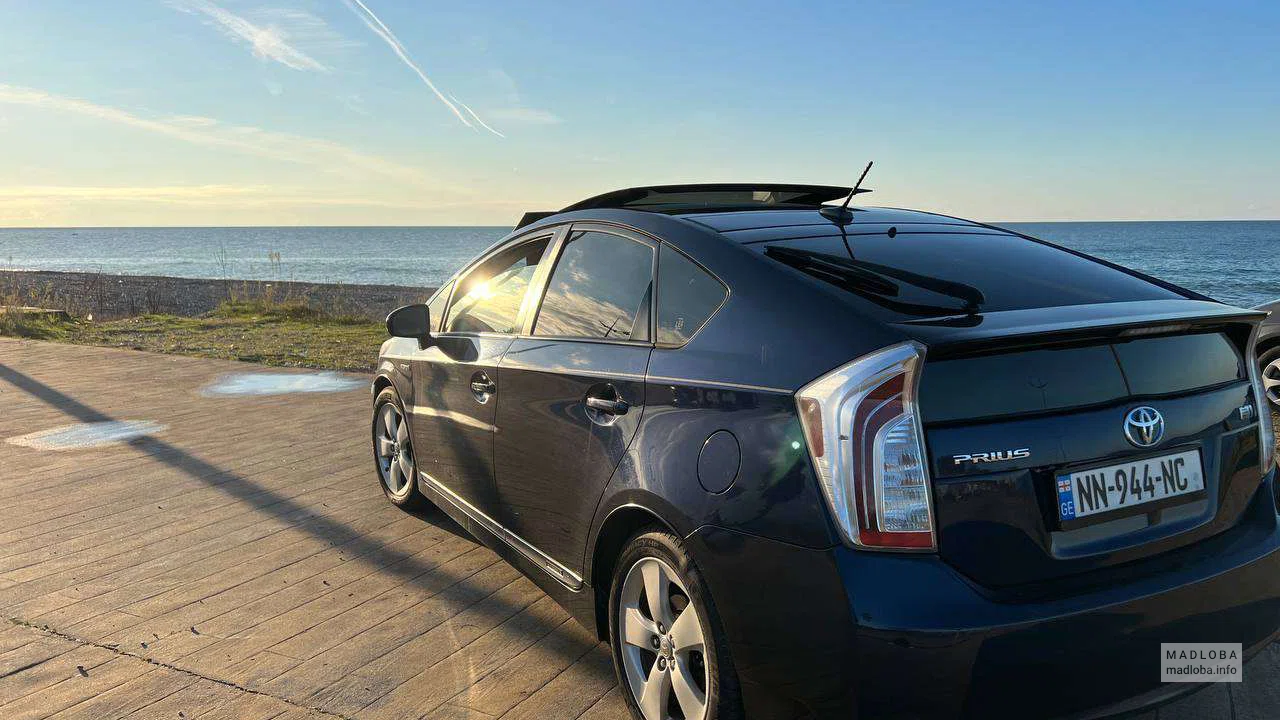 взять в аренду Toyota Prius у EasyCarGE